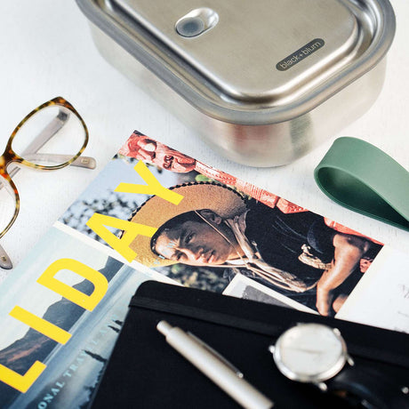 Edelstahl Lunchbox von black+blum in Olive, 600 ml, mit zwei Fächern für gesunde Mahlzeiten und nachhaltige Aufbewahrung.