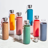 Schwarze BLACK+BLUM Trinkflasche TO-GO Glas in Ozeanfarbe, 600 ml, aus langlebigem Glas mit schwarzem Deckel.