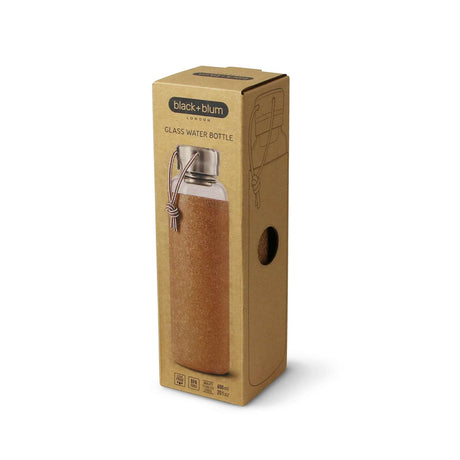 Trinkflasche aus Glas mit Mandel-Design, 600 ml, von black+blum, zeigt die elegante Wasserflasche mit Deckel.