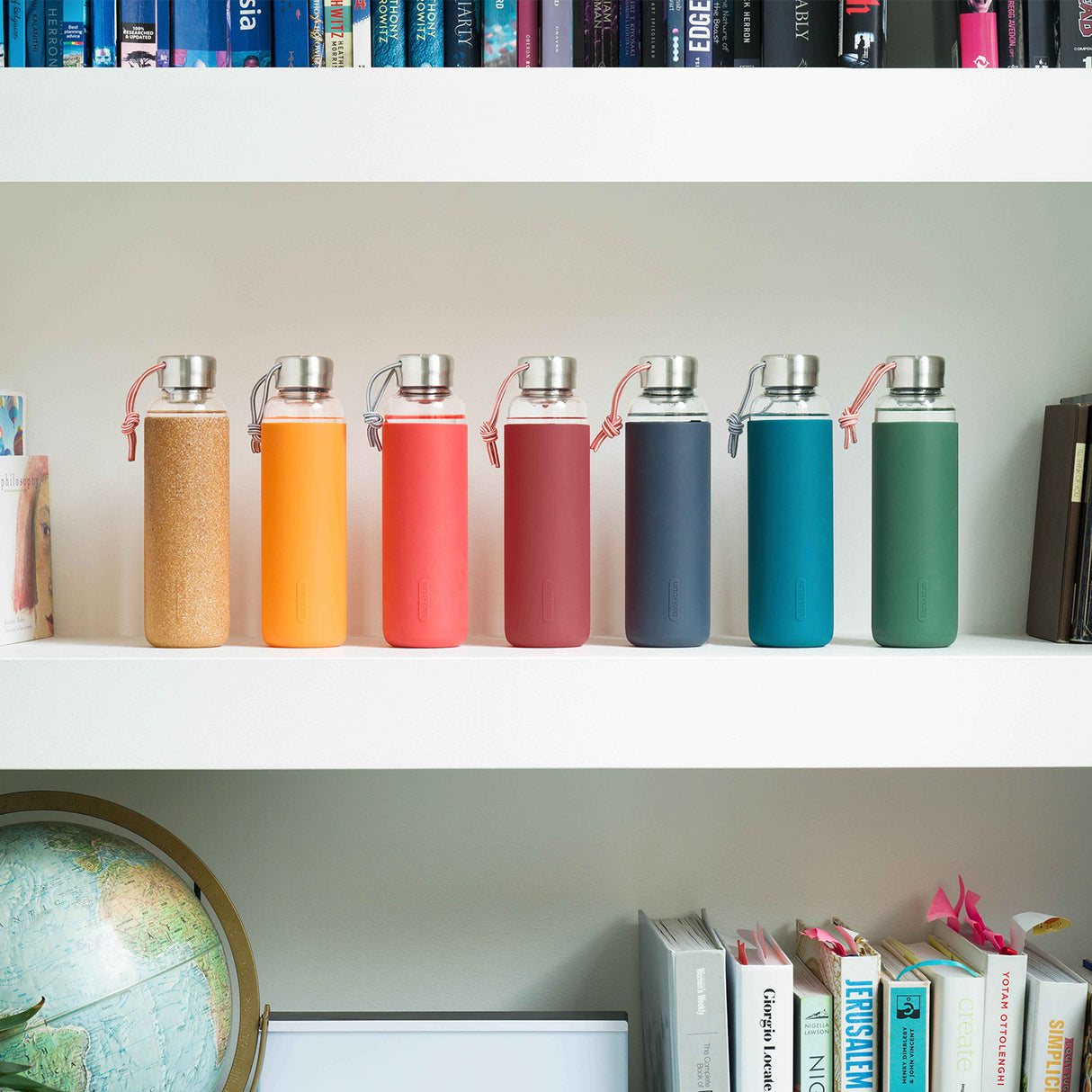 BLACK+BLUM Trinkflasche TO-GO GLAS in Ozean, 600 ml, langlebige Glasflasche mit schwarzem Deckel und nachhaltigem Design.