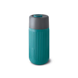 Schwarzer und blauer BLACK+BLUM To-Go Kaffeebecher aus Glas, langlebig und wiederverwendbar, ideal für unterwegs