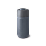 Blauer BLACK+BLUM Kaffeebecher aus To-Go-Glas, langlebiges und umweltfreundliches Trinkgefäß für unterwegs.