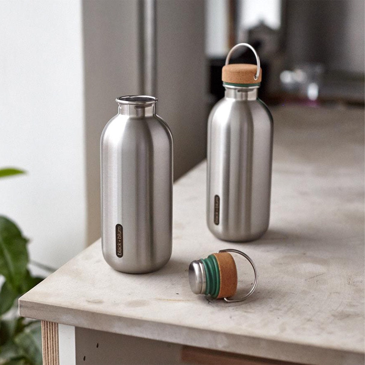 Schwarze BLACK+BLUM Trinkflasche Classic aus Edelstahl, 600 ml Fassungsvermögen, mit Schraubverschluss und transparentem Körper.