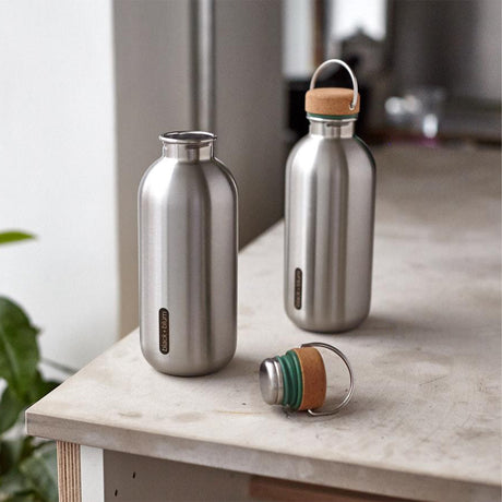 Schwarze BLACK+BLUM Trinkflasche Classic aus Edelstahl, 600 ml Fassungsvermögen, mit Schraubverschluss und transparentem Körper.