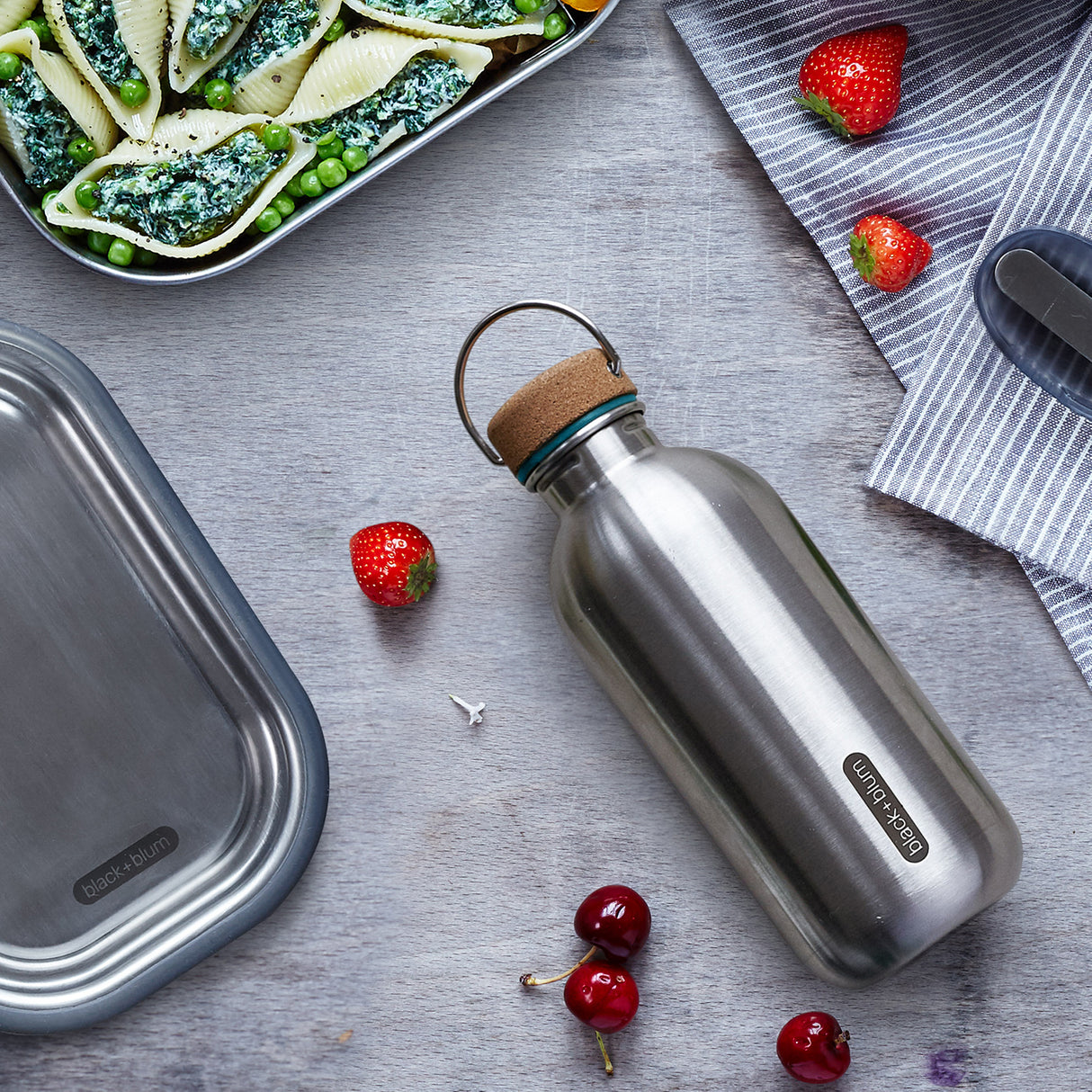Schwarze BLACK+BLUM Trinkflasche CLASSIC, 600 ml, aus Edelstahl, mit Schraubverschluss und stabilem Design.