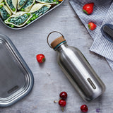 Schwarze BLACK+BLUM Trinkflasche CLASSIC, 600 ml, aus Edelstahl, mit Schraubverschluss und stabilem Design.