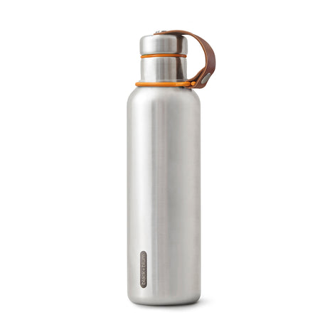 Schwarze BLACK+BLUM Isolierflasche aus Edelstahl, langlebig und geeignet für heiße und kalte Getränke, auf einem Tisch stehend