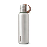 Schwarze BLACK+BLUM Isolierflasche aus Edelstahl, langlebig und isolierend für Getränke, Blick auf das elegante Design.