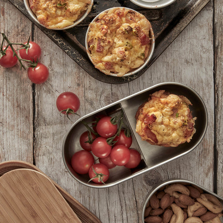 Schlichte schwarze und silberne BLACK+BLUM Bentobox Classic mit zwei 500 ml Fächern für Lunch oder unterwegs.