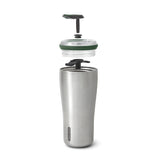 Schwarzer BLACK+BLUM Isolierbecher, Travel Tumbler aus Edelstahl, mit Deckel und rutschfestem Boden, für unterwegs.
