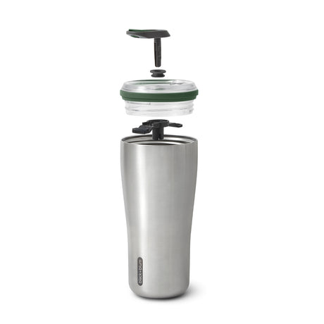 Schwarzer BLACK+BLUM Isolierbecher, Travel Tumbler aus Edelstahl, mit Deckel und rutschfestem Boden, für unterwegs.