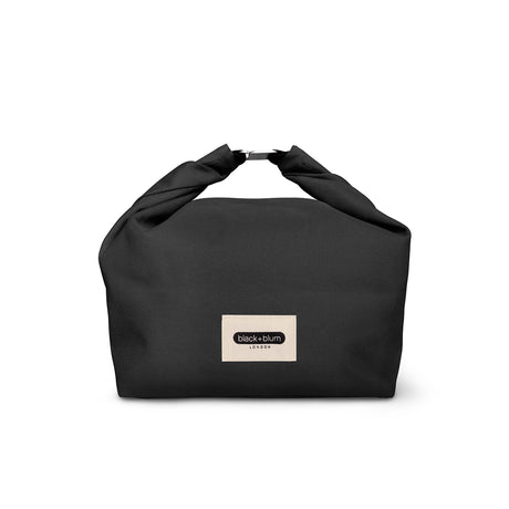 Schwarze BLACK+BLUM Lunchbag mit 6,7 Litern Fassungsvermögen, strapazierfähiges Material und handliches Design.