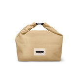 Schwarze BLACK+BLUM Lunchbag mit 6,7 Litern Fassungsvermögen, langlebiges Material und praktischer Tragegriff.