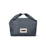 Schwarze BLACK+BLUM Lunchbag mit 6,7 Litern Fassungsvermögen, isoliert und vielseitig für unterwegs.