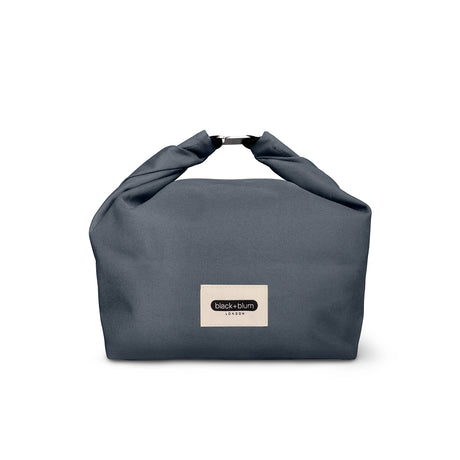 Schwarze BLACK+BLUM Lunchbag mit 6,7 Litern Fassungsvermögen, isoliert und vielseitig für unterwegs.