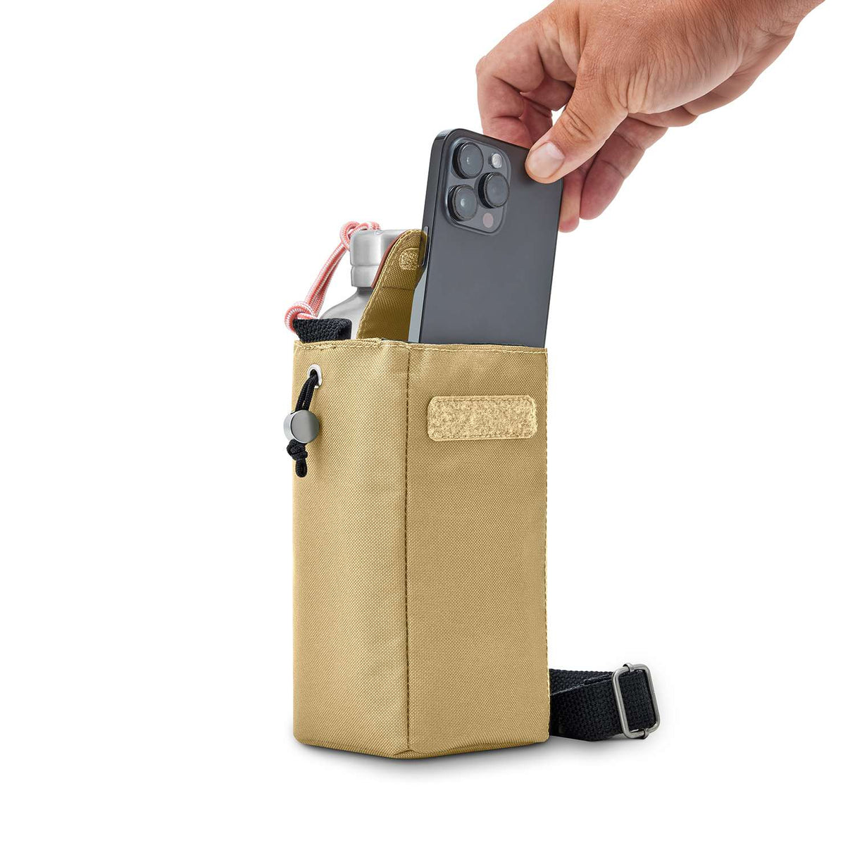 Isolierte Flaschentasche von black+blum mit schwarzem Design, perfekt für Getränke unterwegs, auf einem weißen Hintergrund.