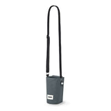 Isolierte Flaschentasche von black+blum, praktische Kühltasche für Getränke, zeigt das elegante Design und isolierende Innenfutter.