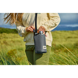 Isolierte Flaschentasche von black+blum mit stilvollem Design, perfekt für Getränke unterwegs, zeigt die Tasche mit Flaschenöffnung.