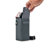 Isolierte Flaschentasche von black+blum, elegante Tasche für Getränke mit isolierender Funktion, auf dem Bild sichtbar.