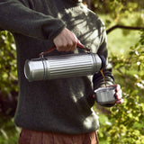 Edelstahl-Isolierflasche BLACK+BLUM DUO, 1,4 L, mit doppelwandiger Isolierung und auslaufsicherem Deckel.