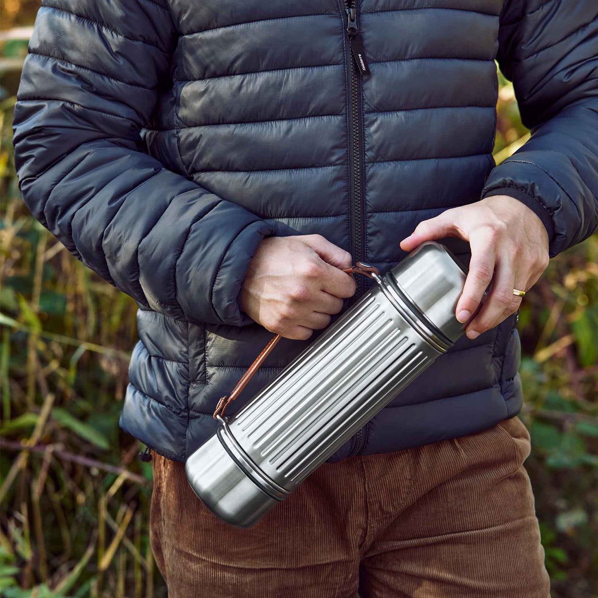 Schwarze Edelstahl-Isolierflasche BLACK+BLUM DUO, 1,4 Liter, doppelwandig und aus langlebigem Edelstahl.