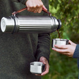 Edelstahl-Isolierflasche BLACK+BLUM DUO, 1,4 L, doppelwandig, für heiße und kalte Getränke, langlebig und vielseitig.