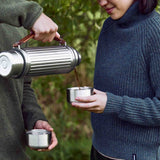 Edelstahl-Isolierflasche BLACK+BLUM DUO, 1,4 L, doppelwandige Thermoflasche für Getränke, schwarz-silberfarben, Nahaufnahme