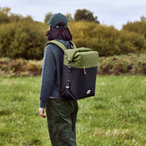 Grüne faltbare Kühltasche von BLACK+BLUM, isoliert für Lebensmittel und Getränke, zusammengefaltet für einfache Lagerung.