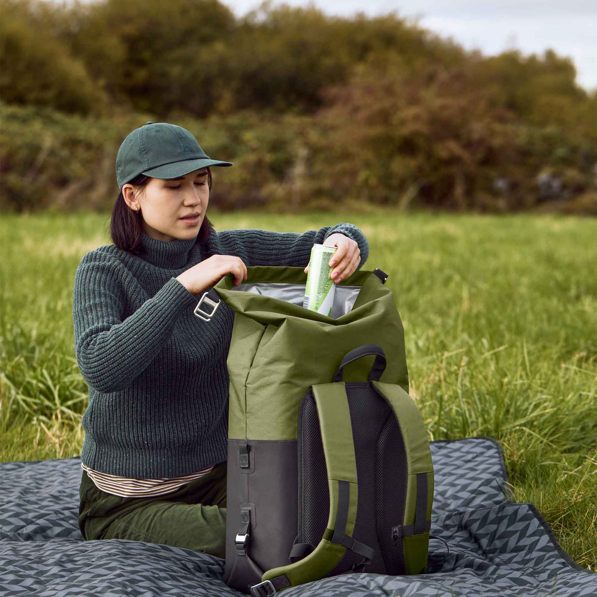 Grüne faltbare Kühltasche von BLACK+BLUM, isolierte Tasche für Lebensmittel und Getränke, leicht und platzsparend zu verstauen.