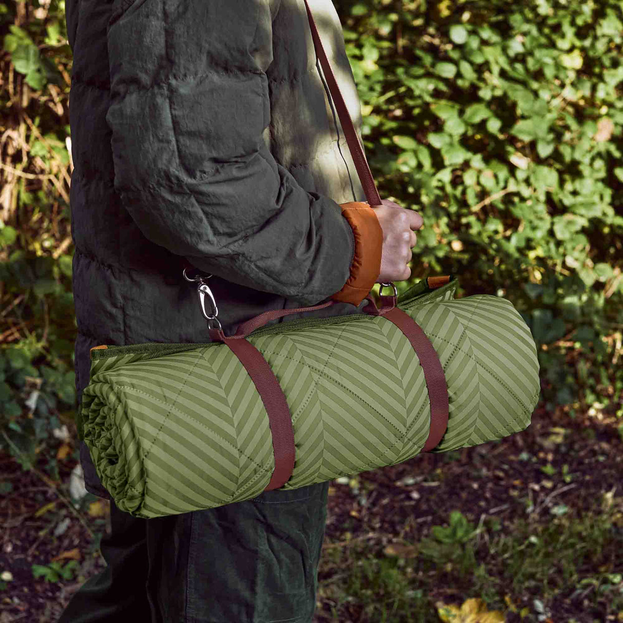 Grüne BLACK+BLUM Picknick-Decke, 2 x 1,4 m, weiche Oberfläche, ideal für Outdoor-Aktivitäten und Picknicks.
