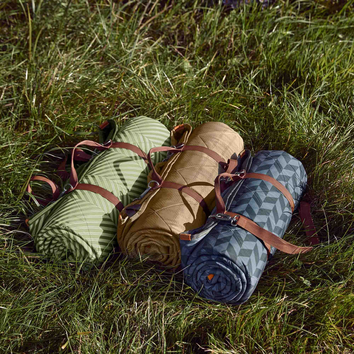 Grüne BLACK+BLUM Picknick-Decke, 2 x 1,4 m, weiche Oberfläche für Outdoor-Picknicks und entspannte Naturausflüge.