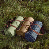 Grüne BLACK+BLUM Picknick-Decke, 2 x 1,4 m, weiche Oberfläche für Outdoor-Picknicks und entspannte Naturausflüge.