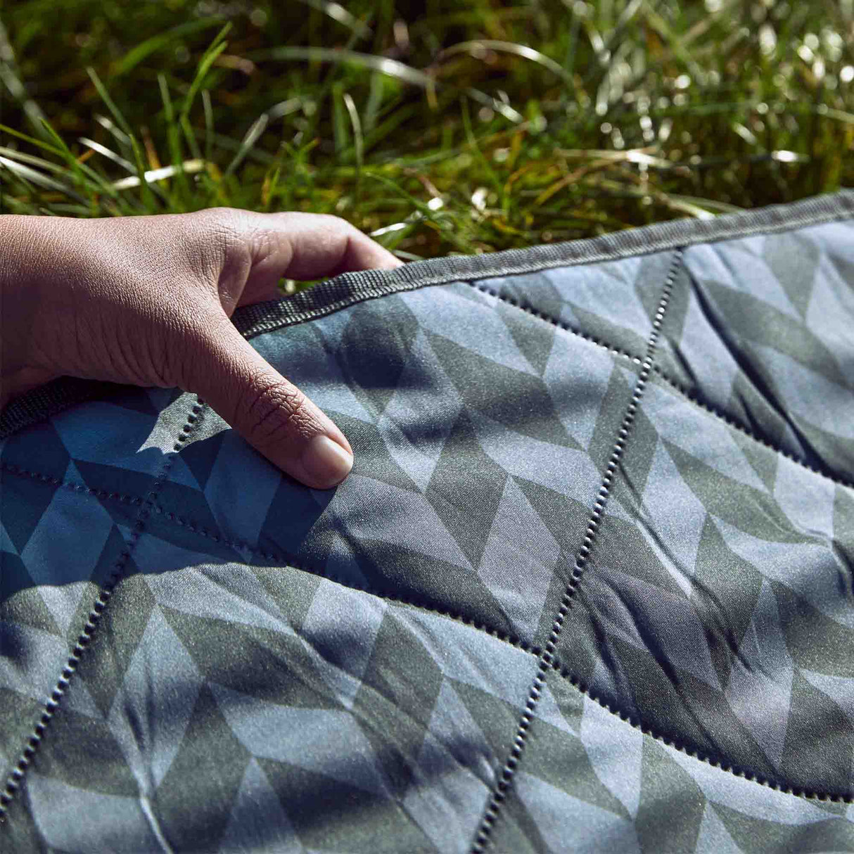 Grüne BLACK+BLUM Picknick-Decke, 2 x 1,4 m, weiche Oberfläche, ideal für Outdoor-Picknicks und Camping.