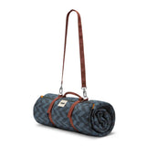 Grüne BLACK+BLUM Picknick-Decke, 2 x 1,4 m, weiche Oberfläche, ideal für Outdoor-Aktivitäten.