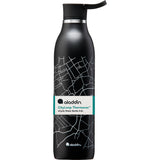 Schwarze ALADDIN Isolierflasche CITY LOOP, 600 ml Fassungsvermögen, mit isolierendem Design, auf einem weißen Hintergrund.