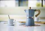 Blaue GNALI & ZANI Espressokocher VENEZIA aus Edelstahl auf einer Küchenarbeitsplatte