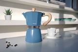 Blaue Espressokocher von GNALI & ZANI VENEZIA aus Edelstahl, auf Herd gestellt, detailreiche Ansicht