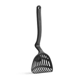 Schwarze Schöpfkelle von DREAMFARM, Küchenhelfer aus Kunststoff mit ergonomischem Griff auf Küchenarbeitsplatte.