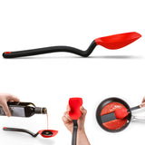 DREAMFARM 3-in-1 Kochlöffel SUPOON, langlebiges Küchenutensil aus Edelstahl, zeigt den vielseitigen Löffel in Gebrauch.