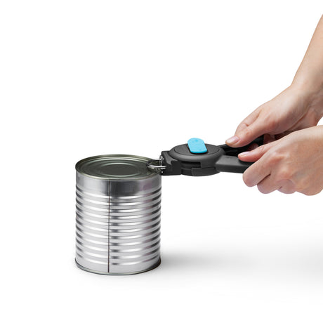Dopener von Dreamfarm, ergonomischer Dosenöffner aus Edelstahl, zeigt die offene Dose mit sichtbarem Deckel