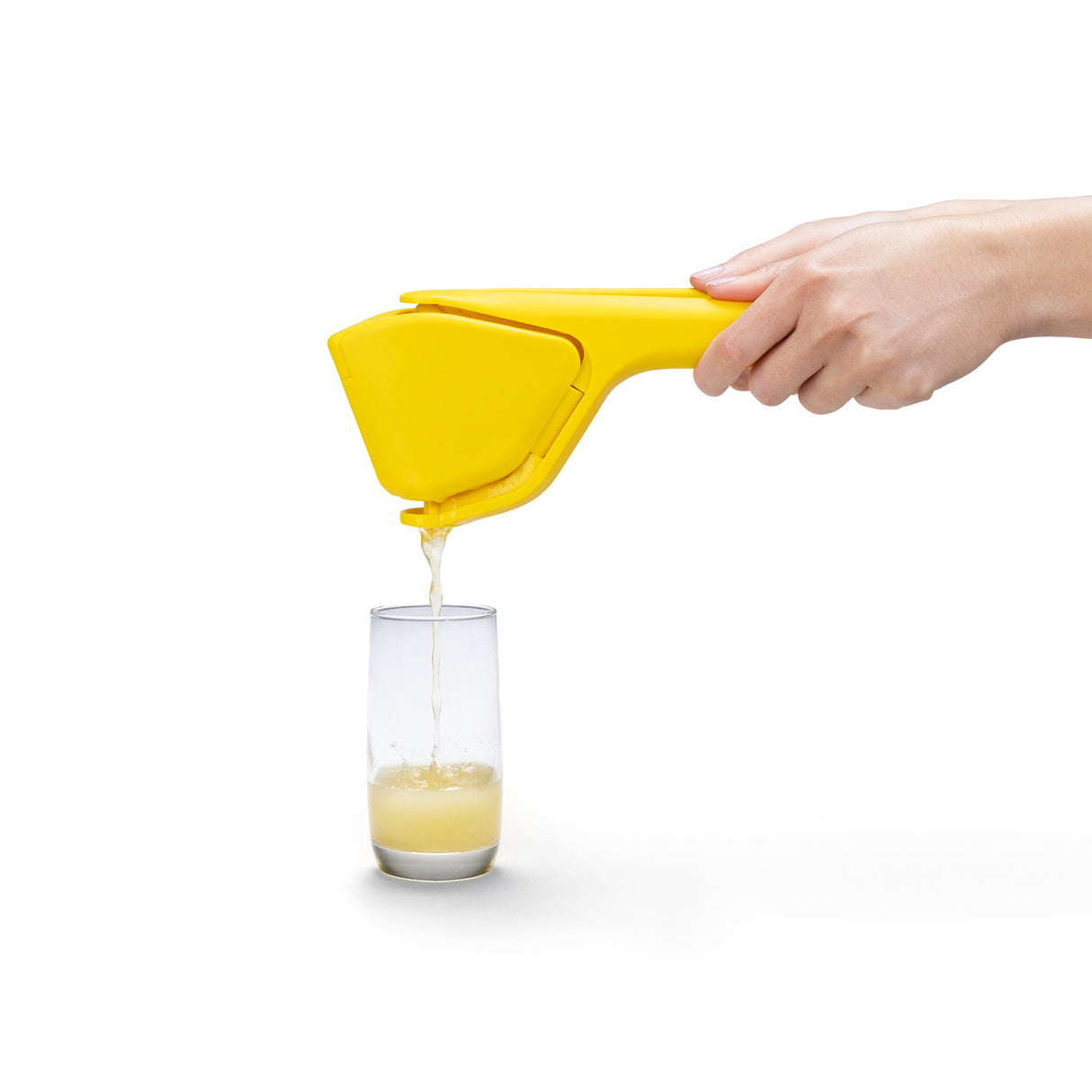 DREAMFARM Orangenpresse FLUICER aus Edelstahl, handliche Zitruspresse für frischen Orangensaft, auf weißem Hintergrund.