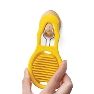 DREAMFARM Eierschneider EGGLER in Gelb, 7,2 cm, aus Kunststoff, zum schnellen Schneiden von Eiern, Nahaufnahme