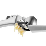 DREAMFARM Knoblauchpresse GARJECT aus Edelstahl, ergonomischer Griff, für einfaches Zerdrücken von Knoblauch, auf weißem Hintergrund