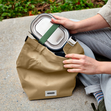 Schwarze BLACK+BLUM Lunchbag aus robustem Material, 6,7 Liter Volumen, ideal für unterwegs, in clay-Farbe.