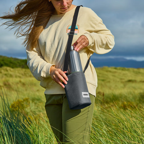 Schwarze BLACK+BLUM Flaschentasche für Explorer- oder Strandflaschen aus robustem Material, ideal für unterwegs
