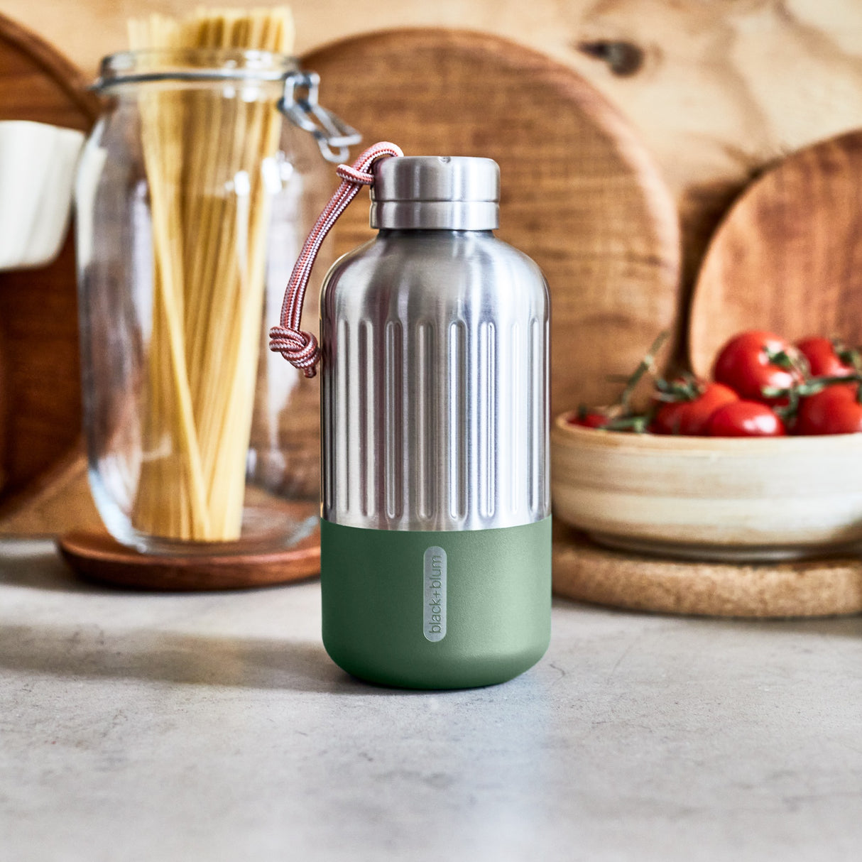BLACK+BLUM Explorer Isolierflasche in Orange, 650ml, verschlossen, langlebiges Edelstahl, ideal für Getränke unterwegs