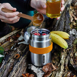 BLACK+BLUM Lunchbecher Food Flask geöffnet mit Orangenstücken, ideal zum Mitnehmen von Snacks beim Wandern.