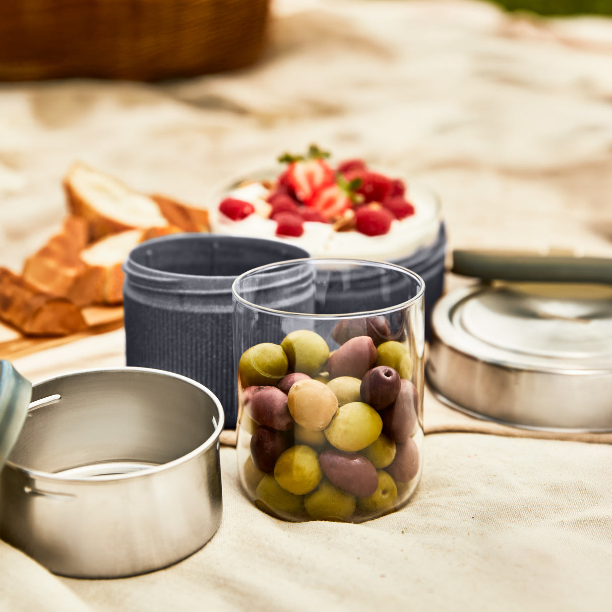 Schieferfarbene BLACK+BLUM Lunchschale aus Glas für To-Go-Lunches, ideal für Picknicks und unterwegs.