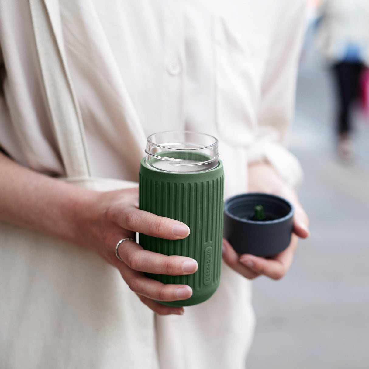 BLACK+BLUM Kaffeebecher TO-GO Glas, blau, offenes Travel-Glas mit Kaffee, langlebiges und stilvolles Design.