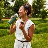 BLACK+BLUM Trinkflasche TO-GO Glas in Ozean, 600 ml, aus robustem Glas mit schwarzem Deckel, ideal für unterwegs